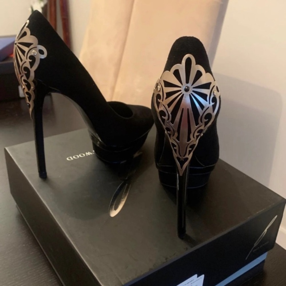 Ultra high black pumps size 7.5 narrow